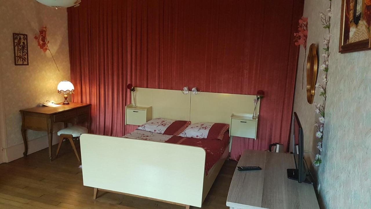 Le Point Du Jour Bed and Breakfast Revin  Exteriör bild