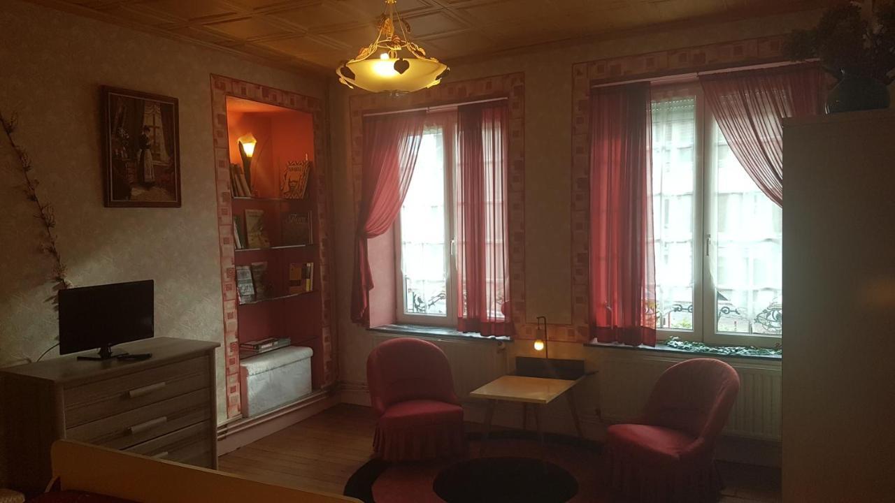 Le Point Du Jour Bed and Breakfast Revin  Exteriör bild