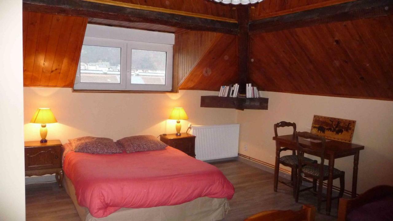 Le Point Du Jour Bed and Breakfast Revin  Exteriör bild